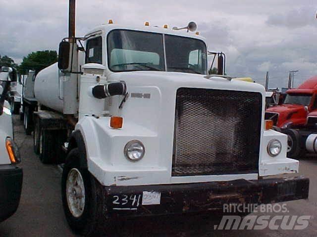 Western Star 6964F شاحنات ذات صهاريج