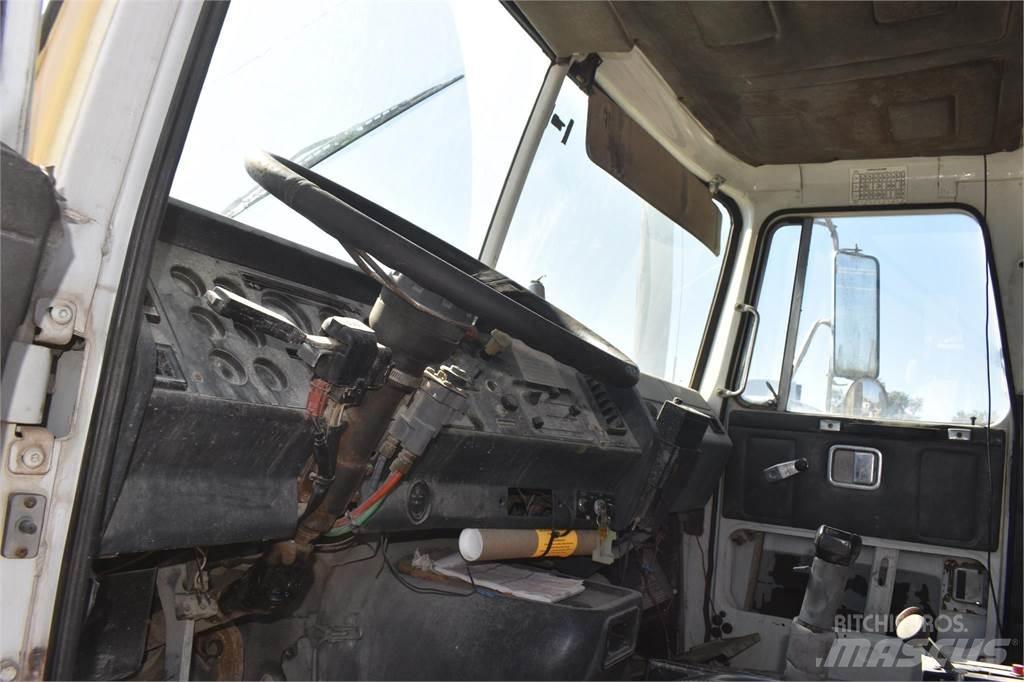 White/GMC WG42 شاحنات قلابة