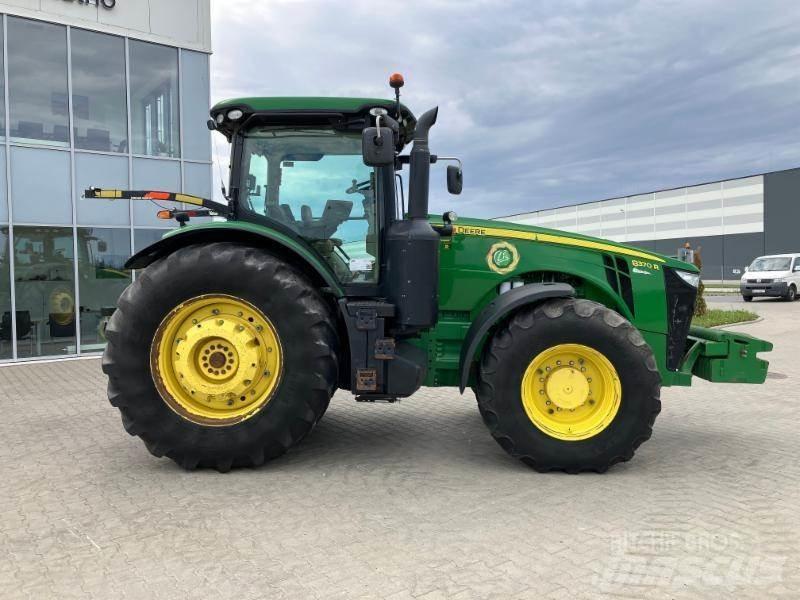 John Deere 8270 R الجرارات