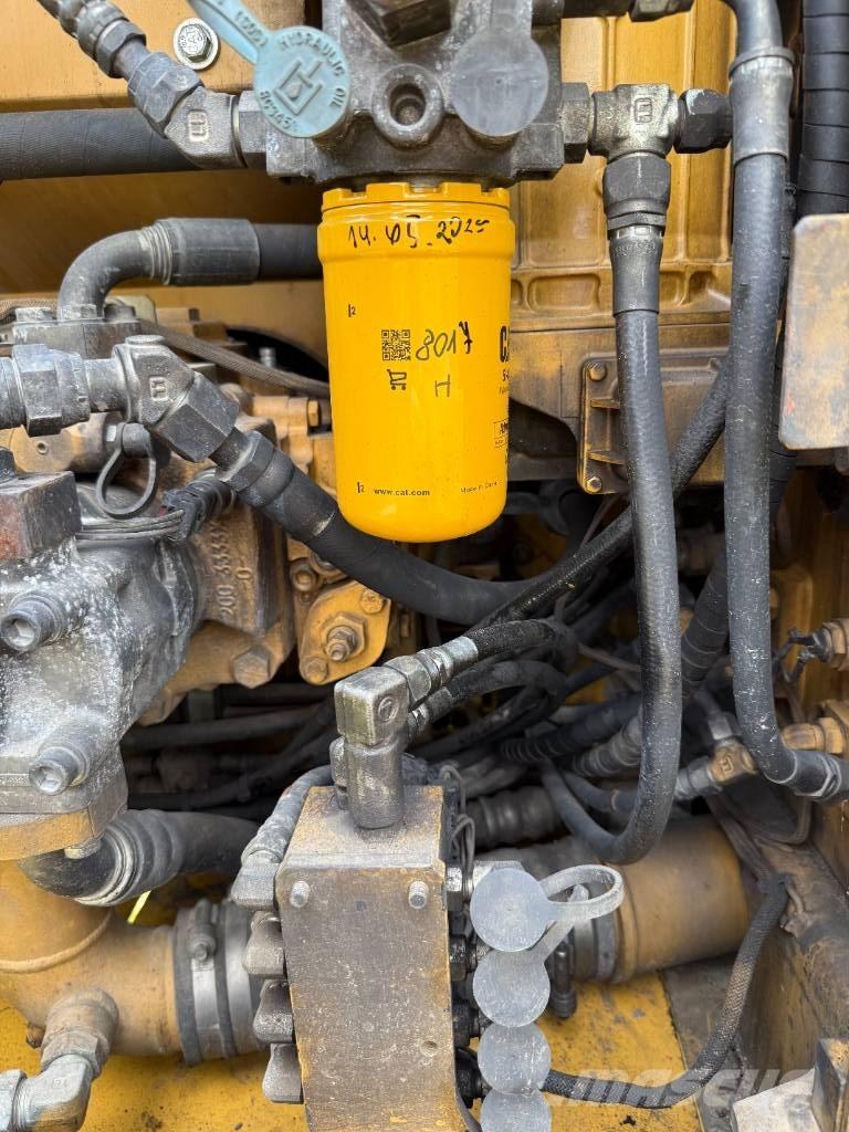 CAT 323 D L حفارات زحافة