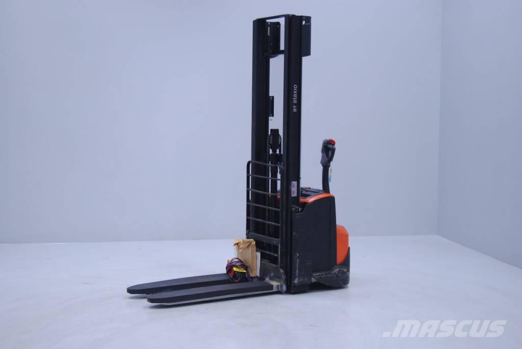 Toyota SWE120 معدات التكديس الجوالة