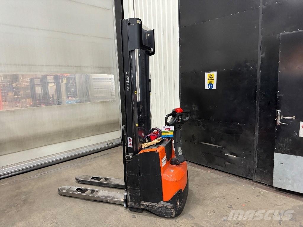 Toyota SWE120 معدات التكديس الجوالة