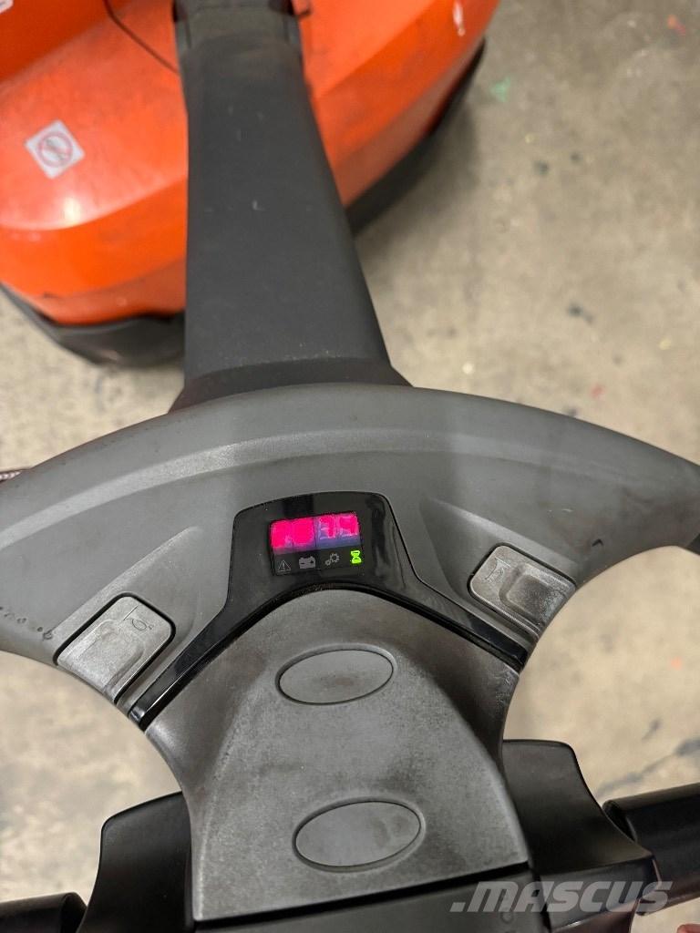 Toyota SWE120 معدات التكديس الجوالة