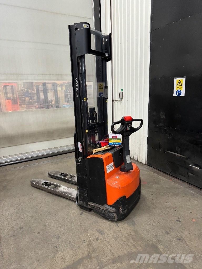 Toyota SWE120 معدات التكديس الجوالة