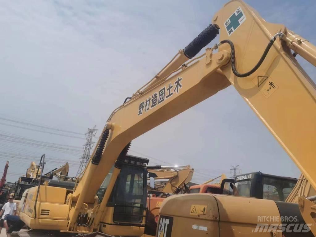 Komatsu PC 210 LC حفارات زحافة