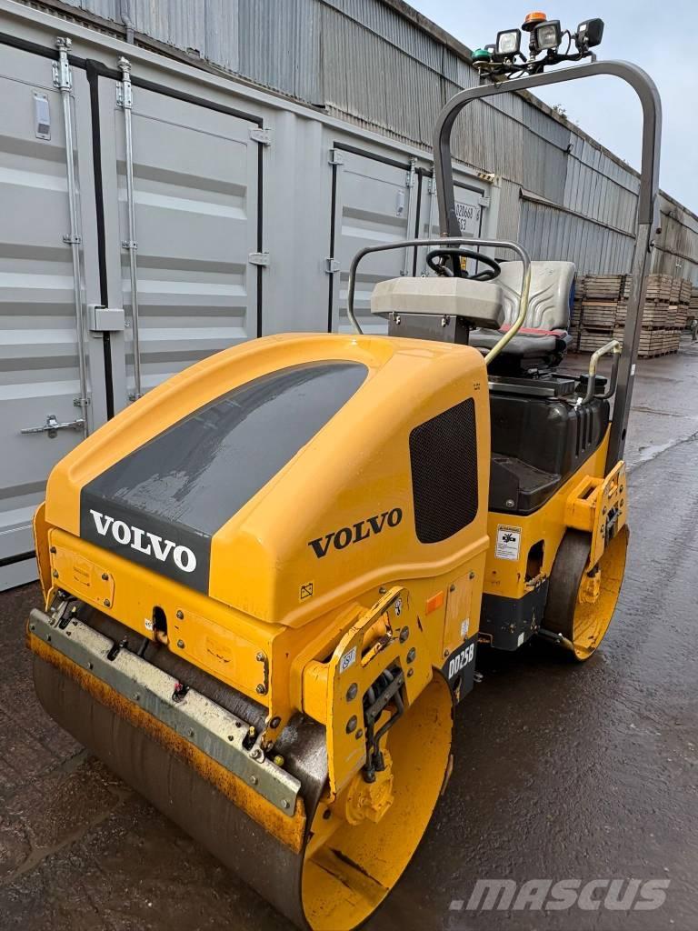 Volvo DD 25 B مداحل ثنائية الاسطوانة