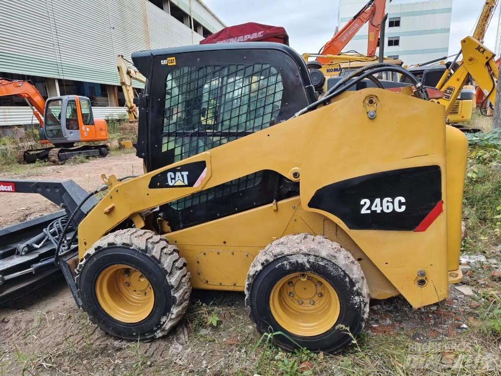 CAT 246C لوادر انزلاقية التوجيه