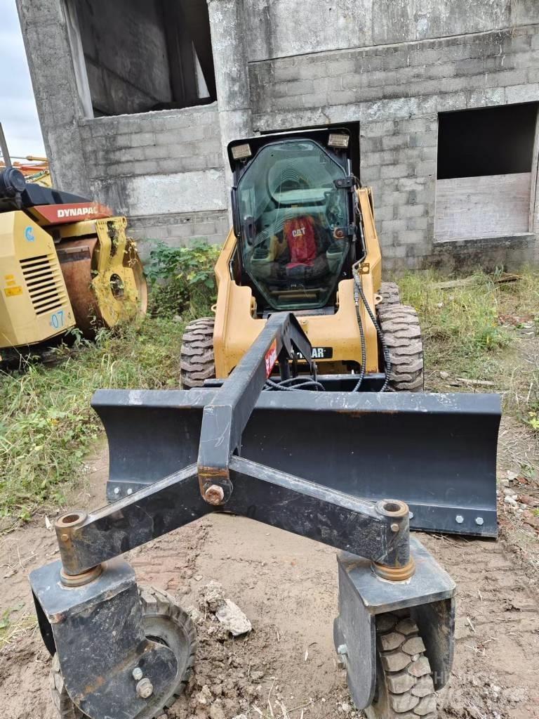 CAT 246C لوادر انزلاقية التوجيه