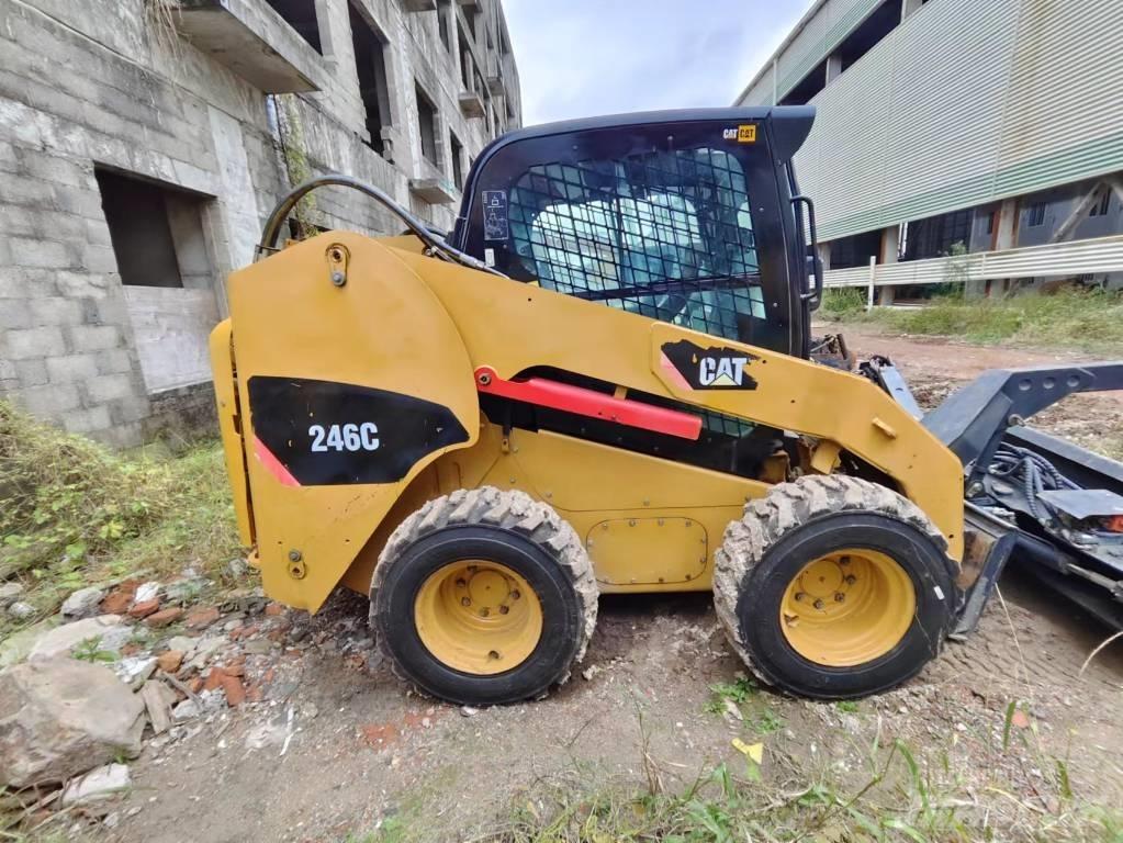 CAT 246C لوادر انزلاقية التوجيه