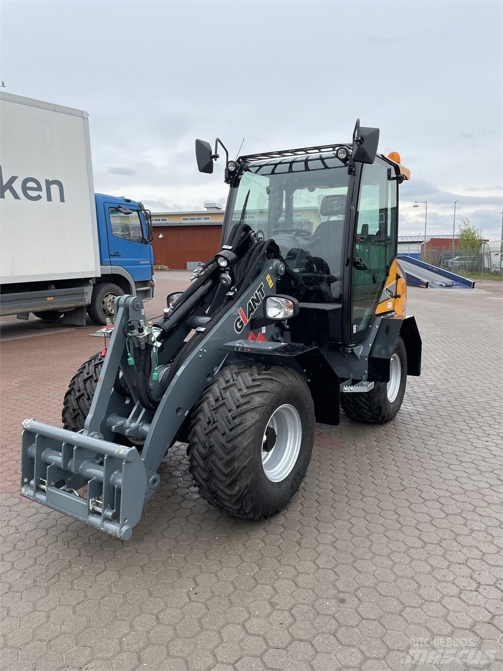 GiANT G3500 X-TRA لوادر انزلاقية التوجيه