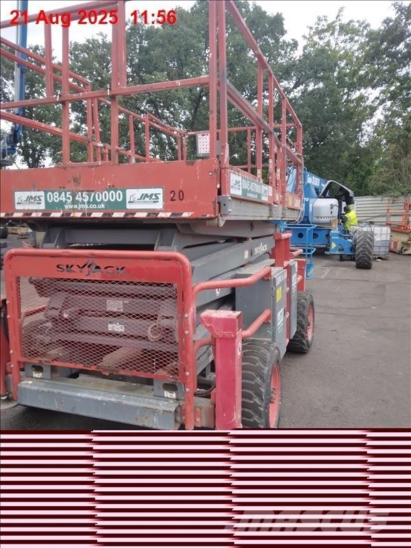 SkyJack SJ 8841 RT رافعات مقصية الشكل