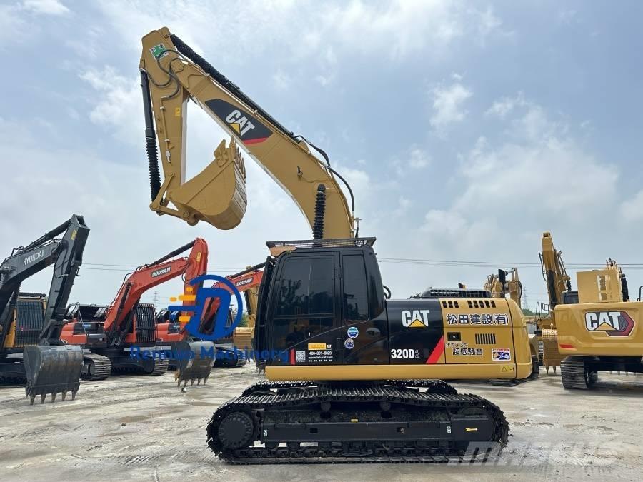 CAT 320 D2 حفارات زحافة