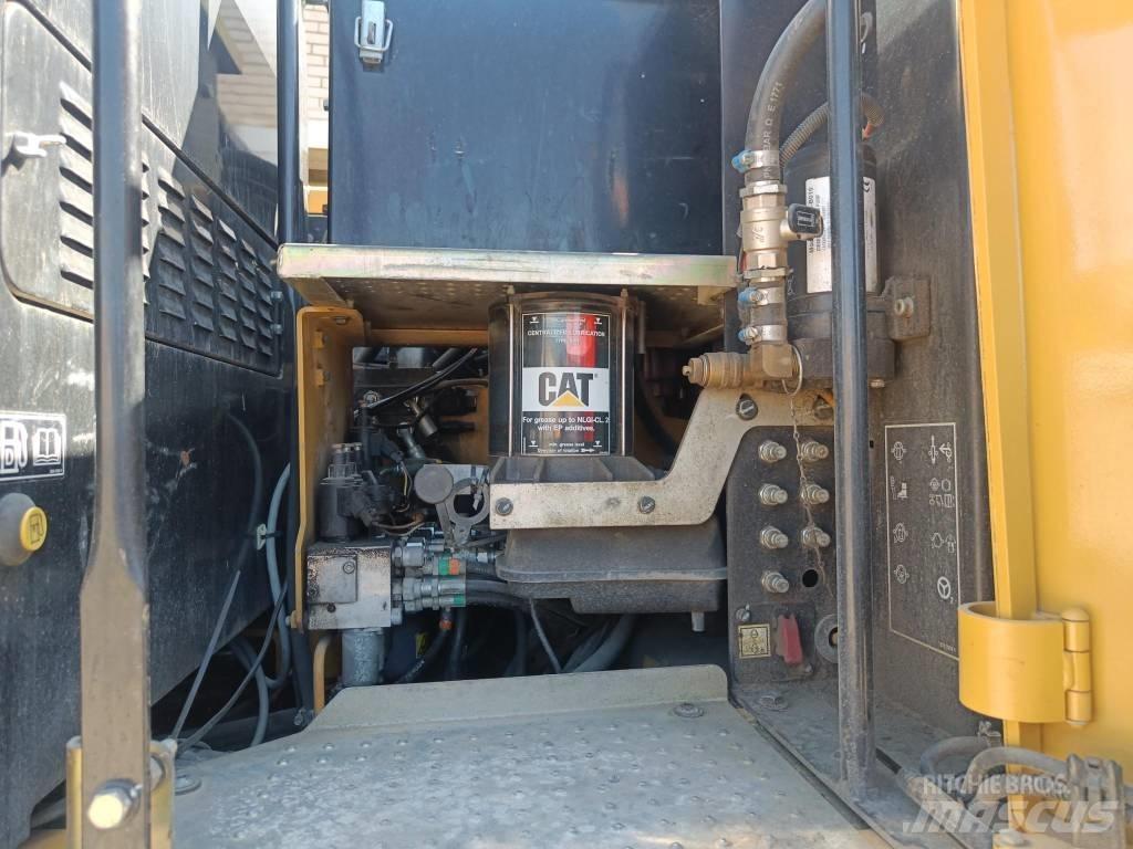 CAT M 315 D حفارات بعجل