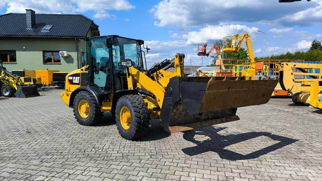 CAT 906 M لوادر بعجل
