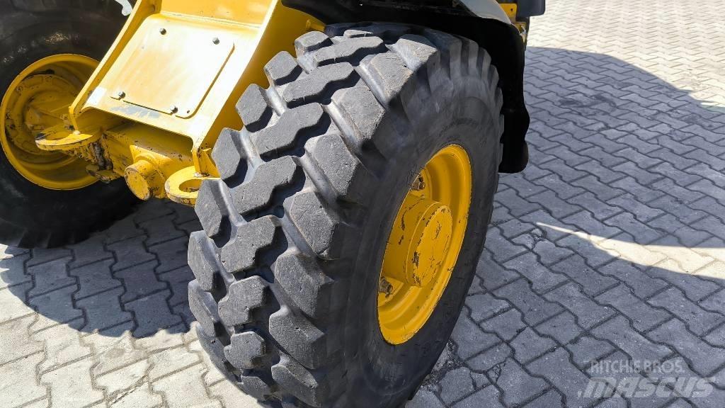 CAT 906 M لوادر بعجل