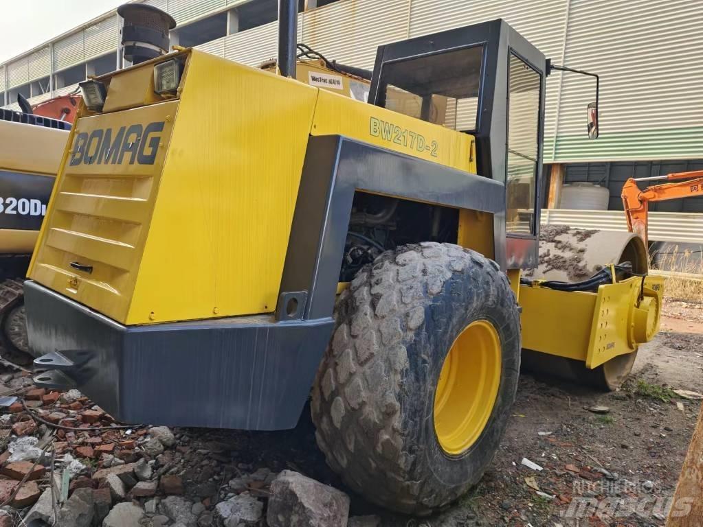 Bomag BW 217 مداحل أحادية الأسطوانة