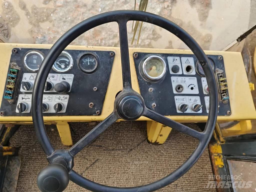 Bomag BW 217 مداحل أحادية الأسطوانة