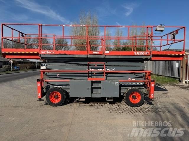 SkyJack SJ 9250 RT رافعات مقصية الشكل