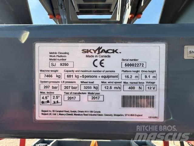 SkyJack SJ 9250 RT رافعات مقصية الشكل
