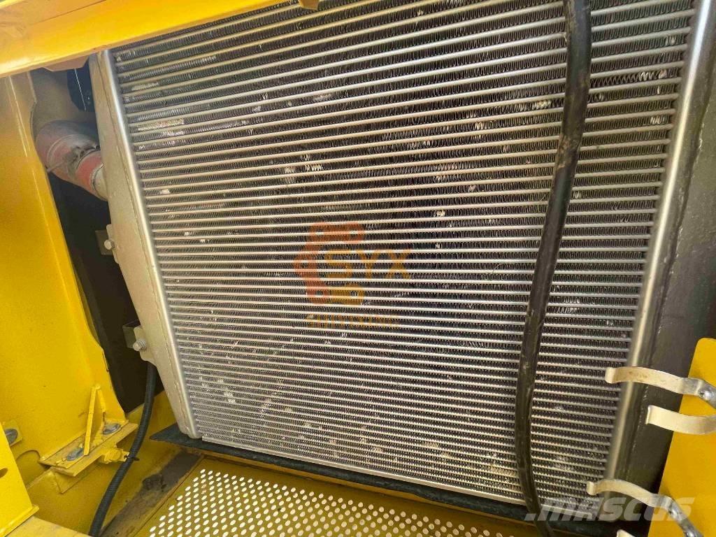 Komatsu PC 450 LC-8 حفارات زحافة