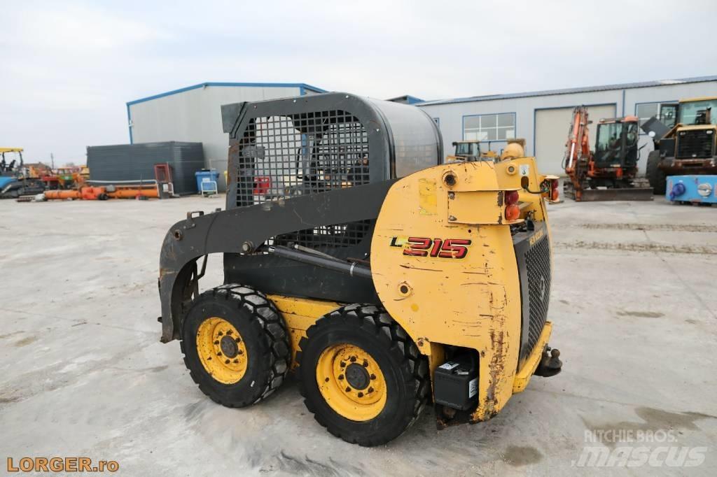 New Holland L 215 لوادر انزلاقية التوجيه