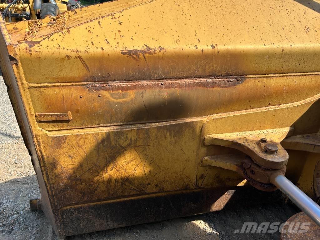 CAT D 5 N XL بلدوزرات مجنزرة