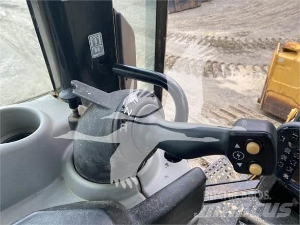 CAT D6N XL بلدوزرات مجنزرة