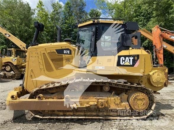 CAT D7E بلدوزرات مجنزرة