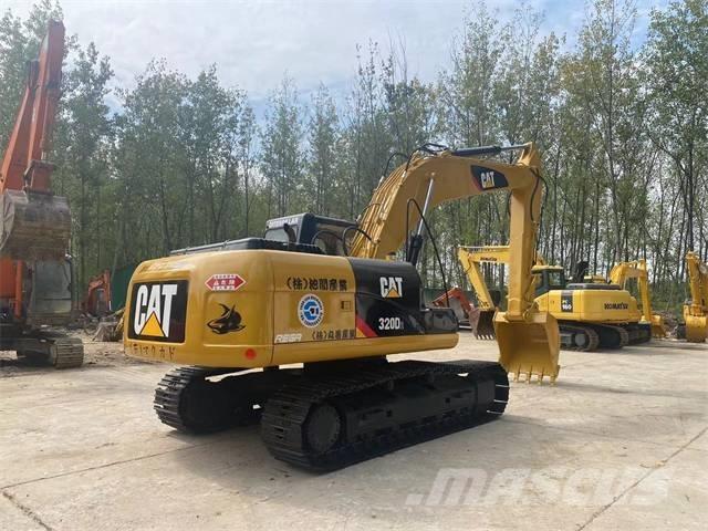 CAT 320D2 حفارات زحافة