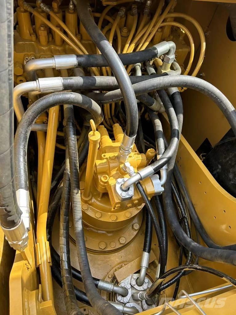 CAT 320 D حفارات زحافة