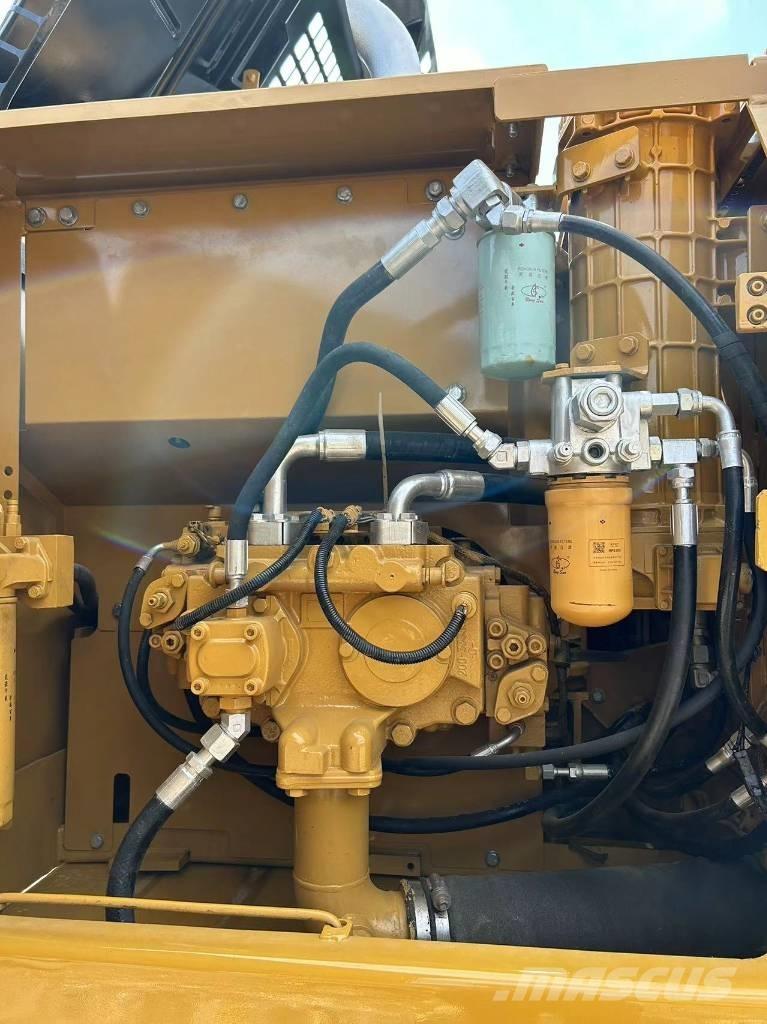 CAT 320 D حفارات زحافة