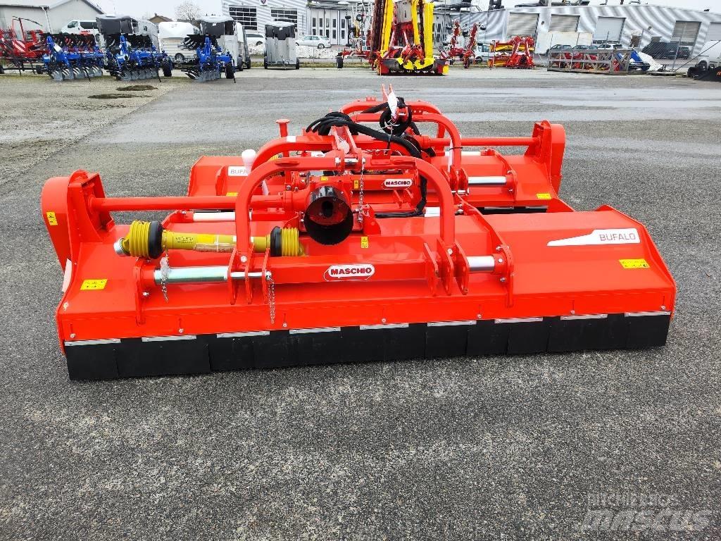 Maschio Bufalo 300 جزازات وأغطية المراعي