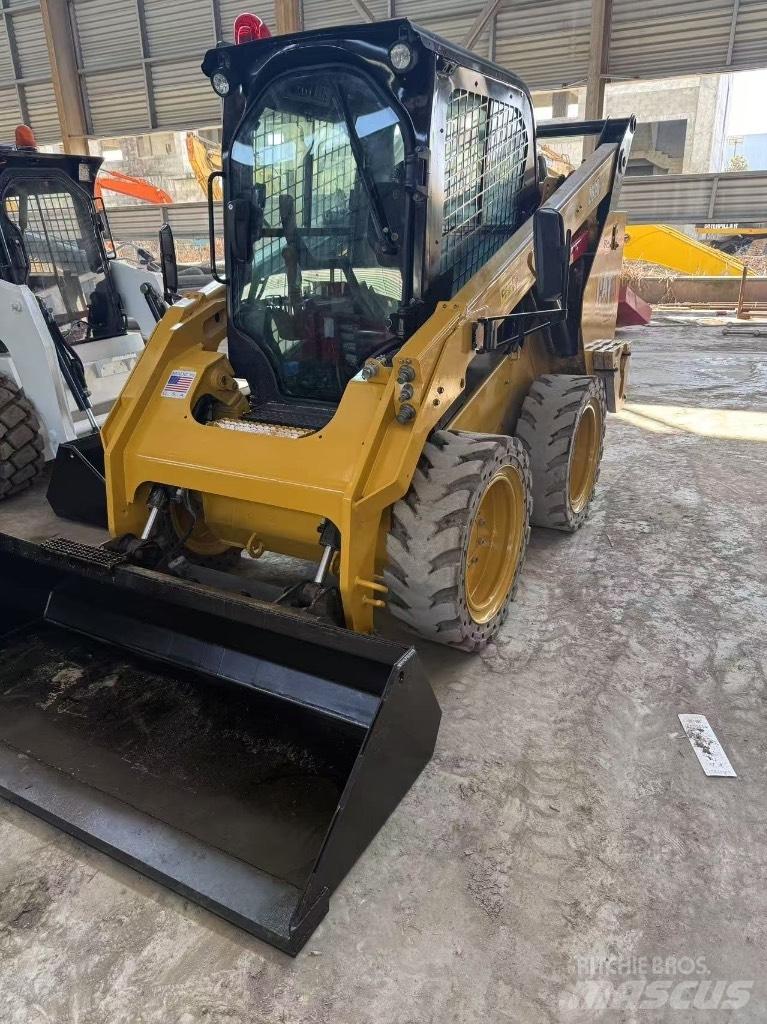 CAT 262 D لوادر انزلاقية التوجيه