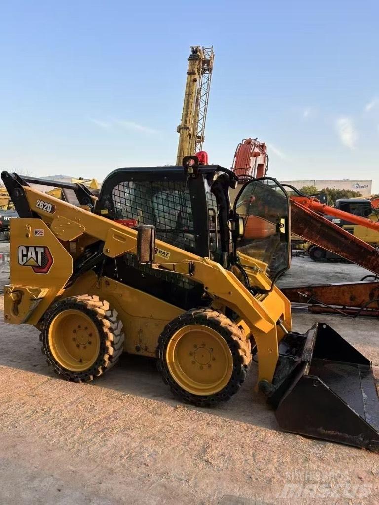 CAT 262 D لوادر انزلاقية التوجيه