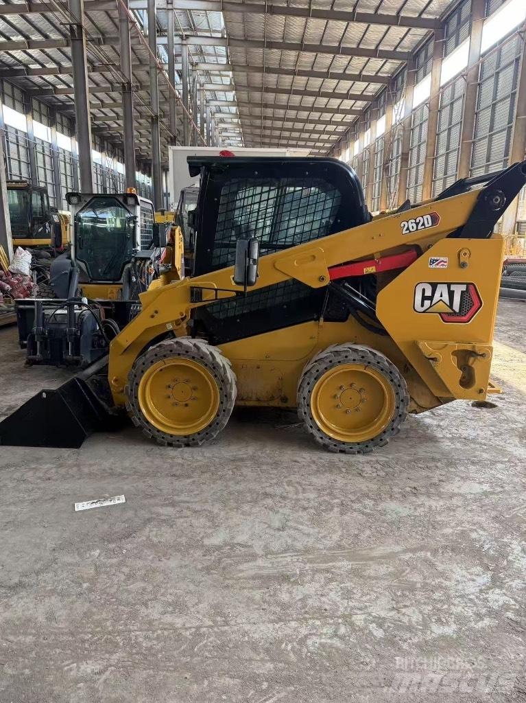 CAT 262 D لوادر انزلاقية التوجيه