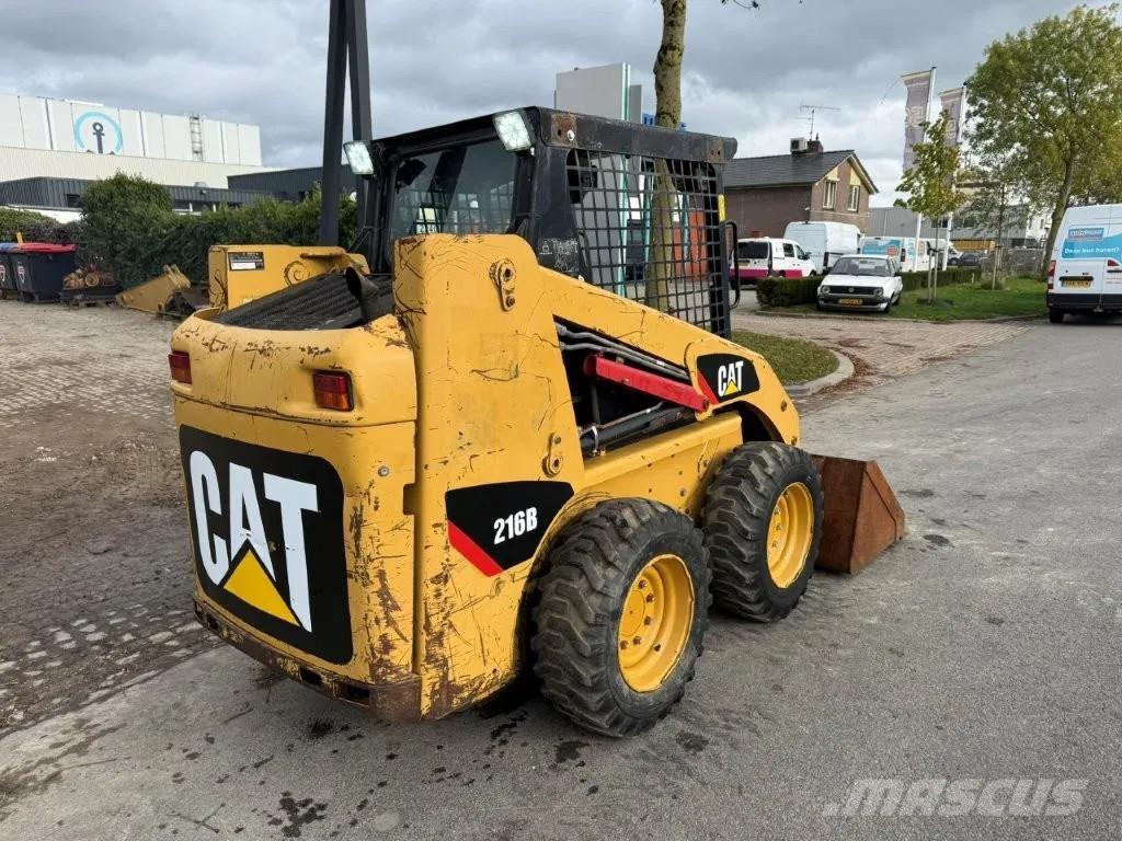 CAT 216B (226B) لوادر انزلاقية التوجيه