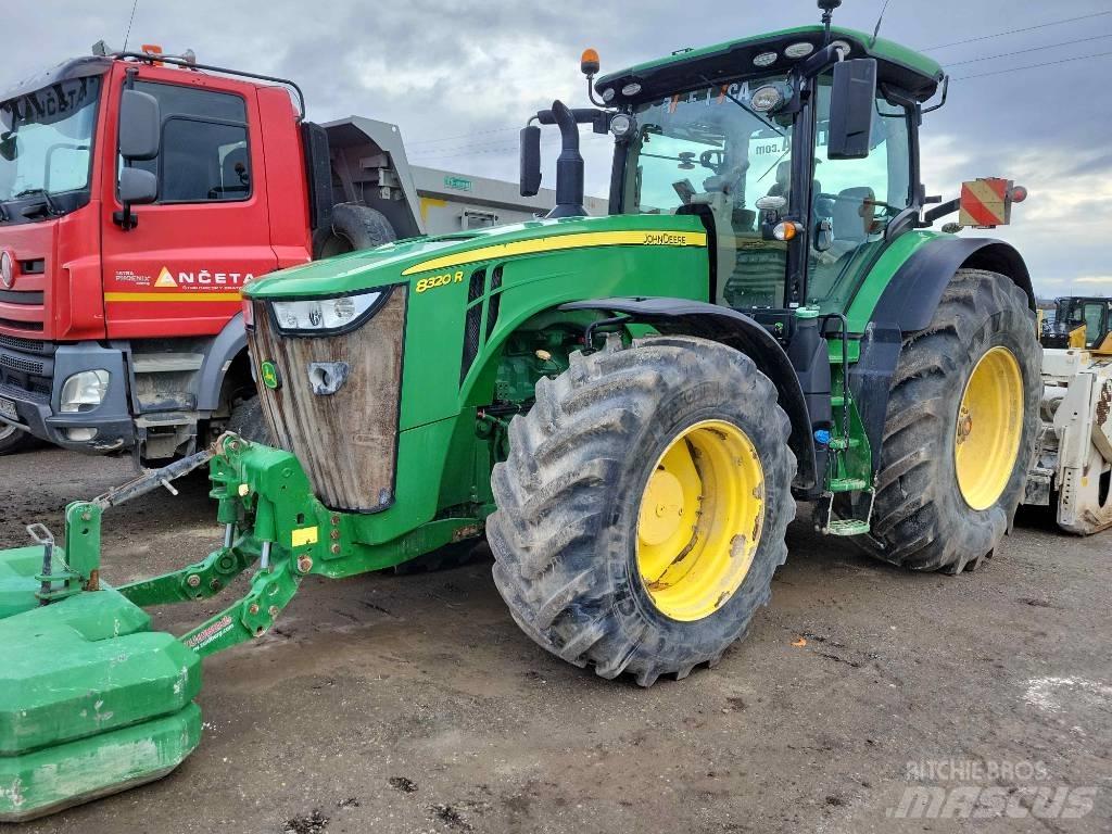 John Deere 8320 R الجرارات