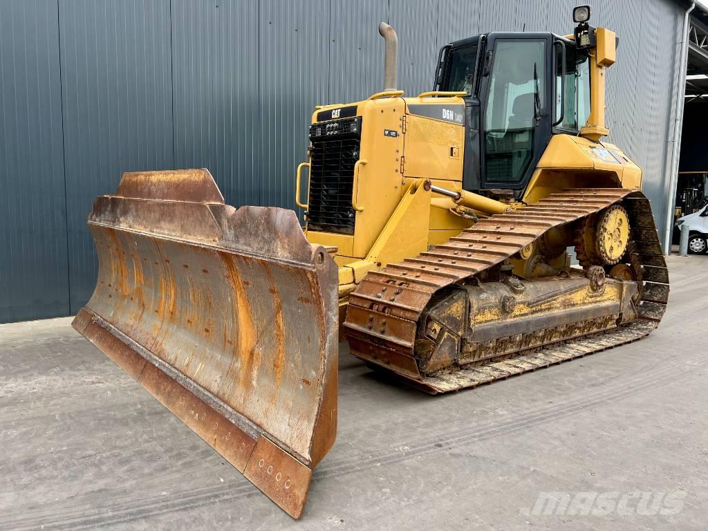 CAT D6N LGP بلدوزرات مجنزرة