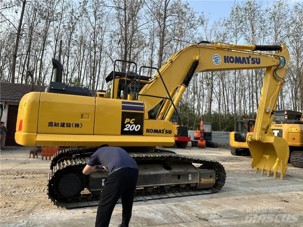 Komatsu PC200-8 حفارات زحافة