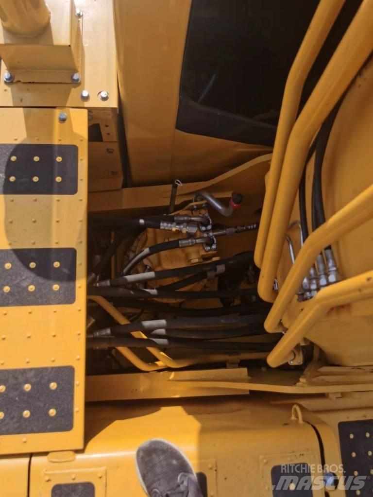 Komatsu PC 200 حفارات زحافة
