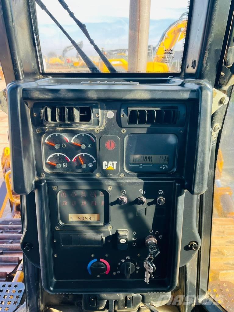 CAT D 6 N XL بلدوزرات مجنزرة