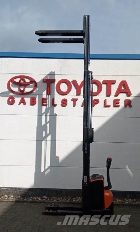 Toyota SWE120L معدات التكديس الجوالة