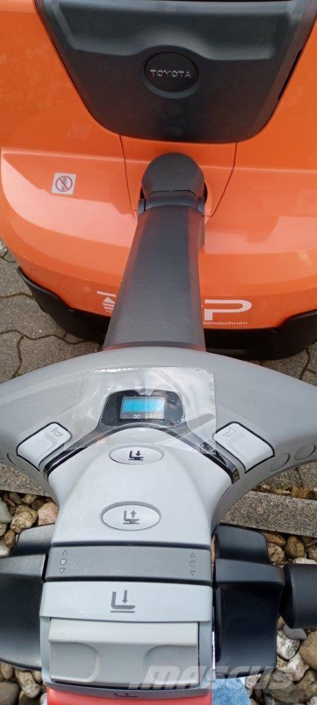 Toyota SWE120L شاحنات مناولة ذاتية الدفع