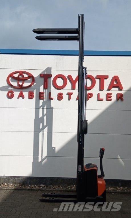 Toyota SWE120L شاحنات مناولة ذاتية الدفع