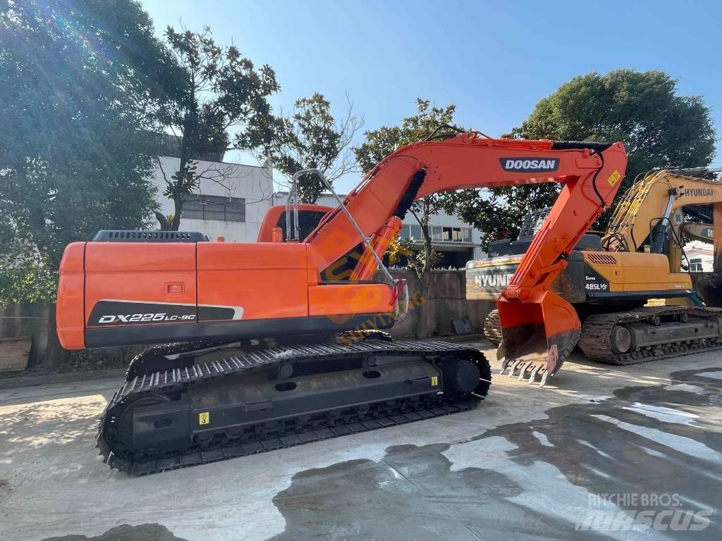 Doosan DX 225 LC حفارات طويلة الذراع