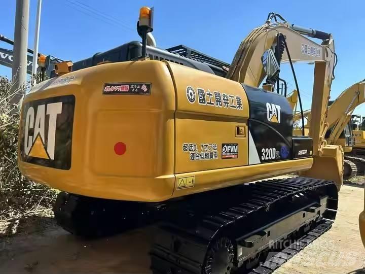 CAT 320 D L حفارات زحافة