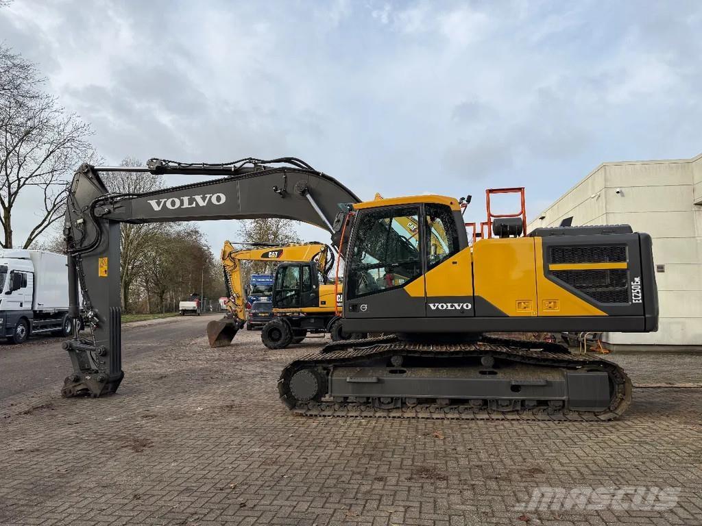 Volvo EC250E حفارات زحافة
