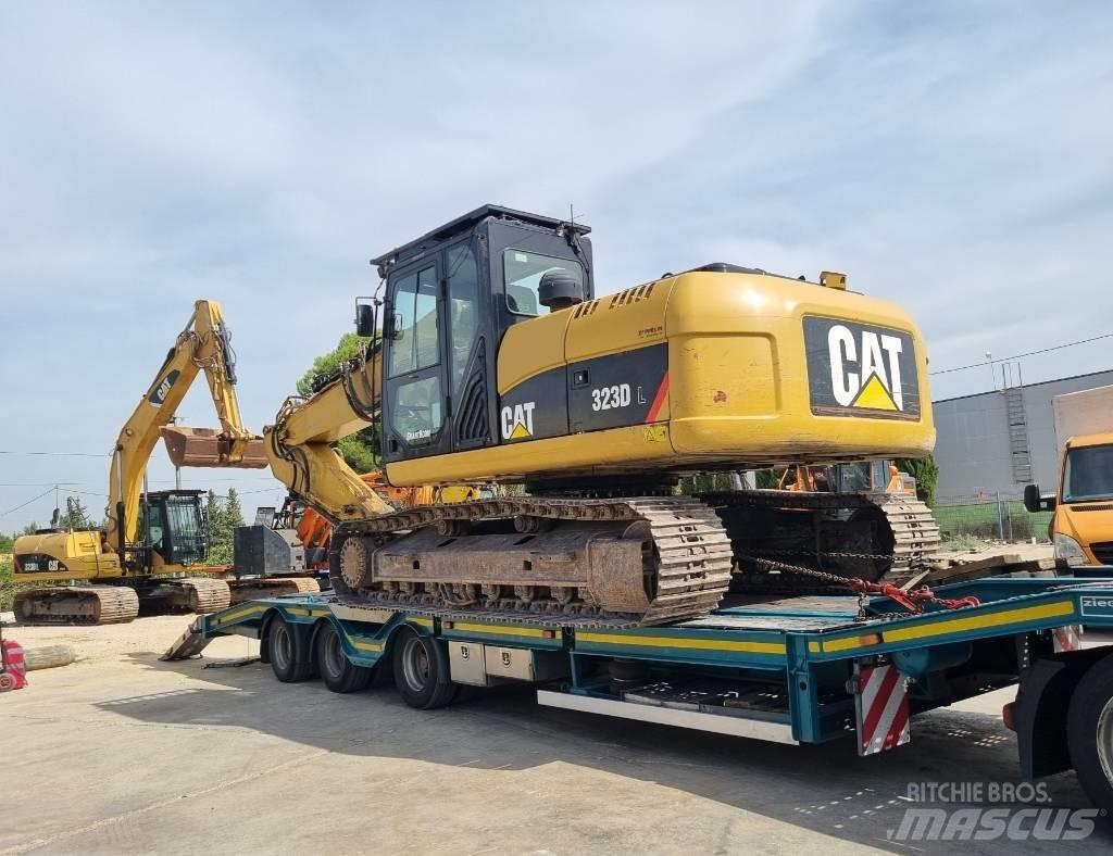 CAT 323 D L حفارات زحافة