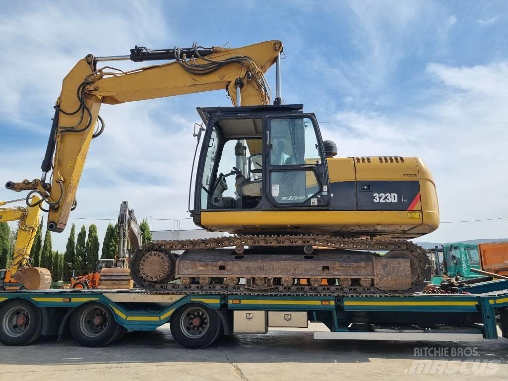 CAT 323 D L حفارات زحافة