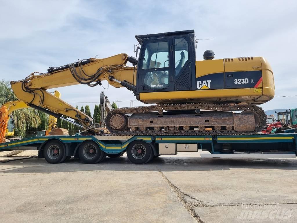 CAT 323 D L حفارات زحافة
